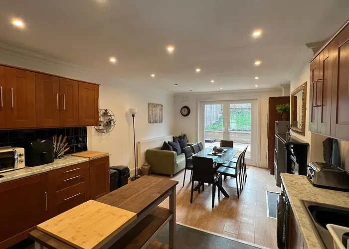 4 Bed House 10 Min Walk To Tube