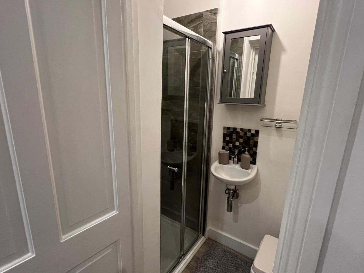 4 Bed House 10 Min Walk To Tube Дом отдыха Лондон