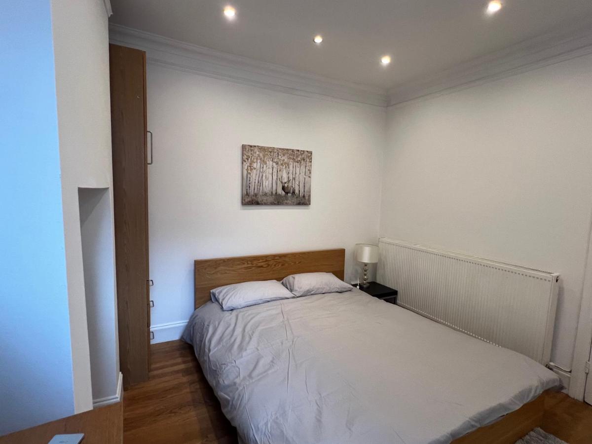 4 Bed House 10 Min Walk To Tube Дом отдыха Лондон