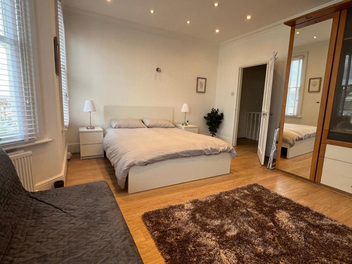 4 Bed House 10 Min Walk To Tube Дом отдыха
