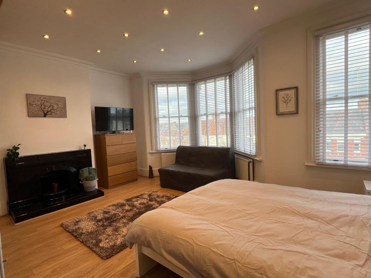 4 Bed House 10 Min Walk To Tube Дом отдыха *