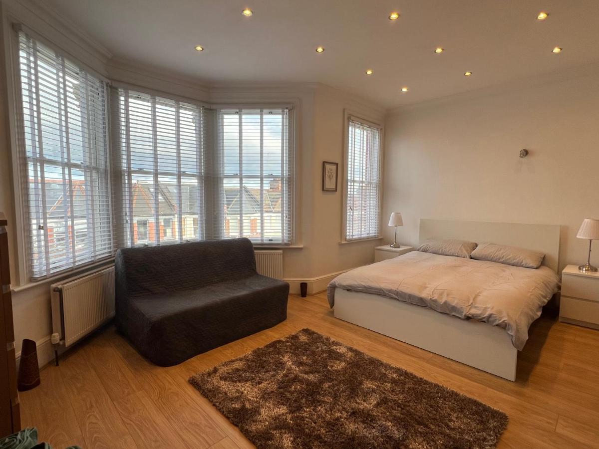 4 Bed House 10 Min Walk To Tube Дом отдыха Лондон